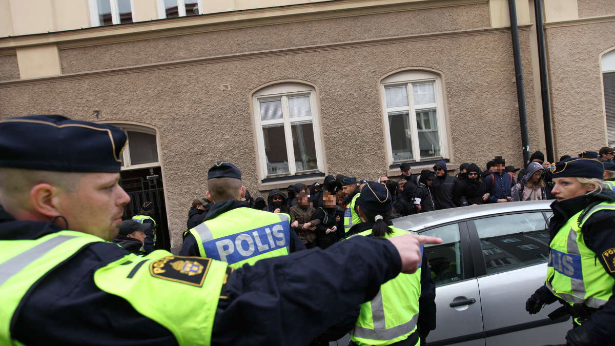 Flera människor hade redan tidigt på morgonen samlats för att protestera mot nynazistiska Svenskarnas parti.